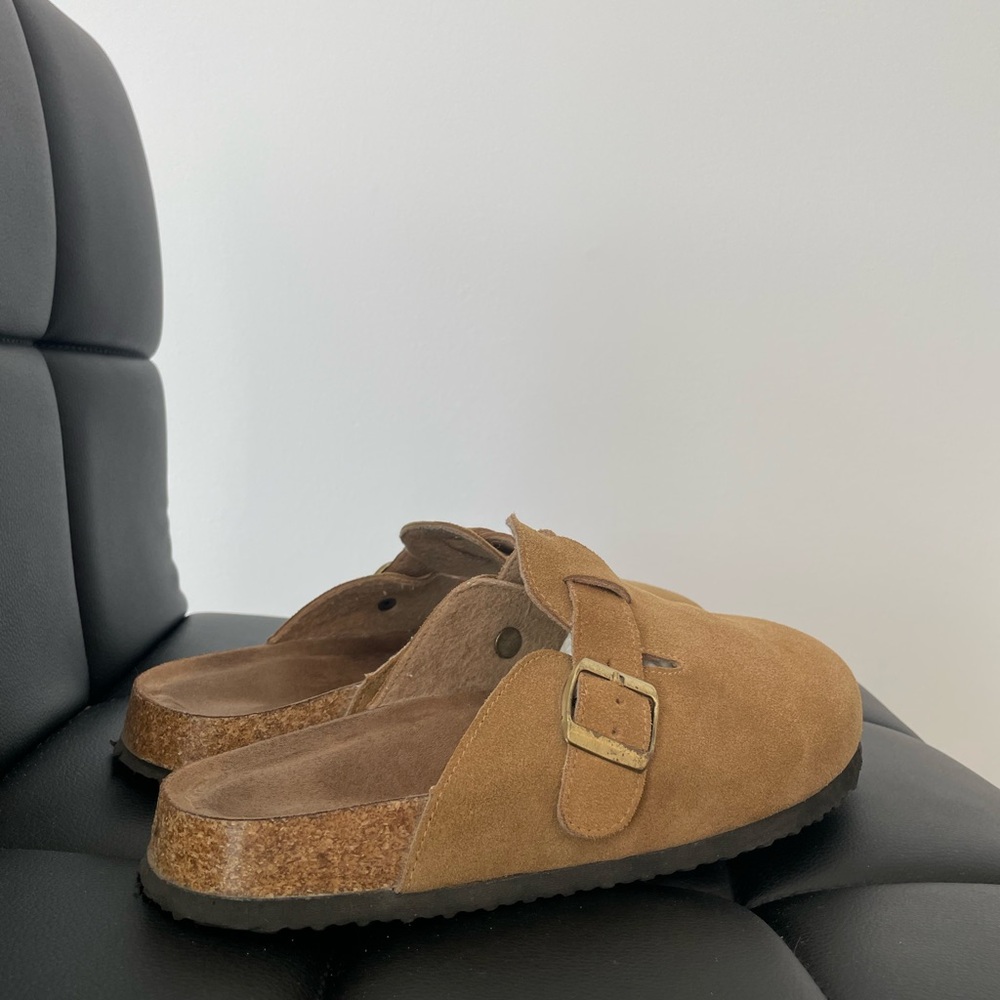 Vintage-Inspired Brown Suede Clogs